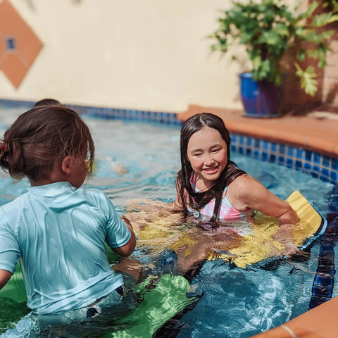 Saddle floats for pools